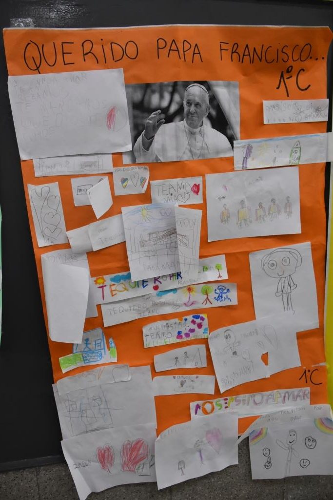 Emotivo homenaje de los alumnos del Colegio Estrada al Papa Francisco