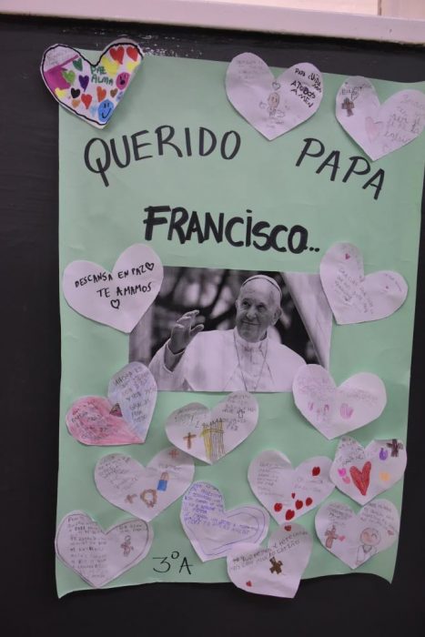 Emotivo homenaje de los alumnos del Colegio Estrada al Papa Francisco (12)
