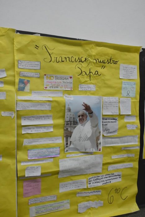 Emotivo homenaje de los alumnos del Colegio Estrada al Papa Francisco (2)