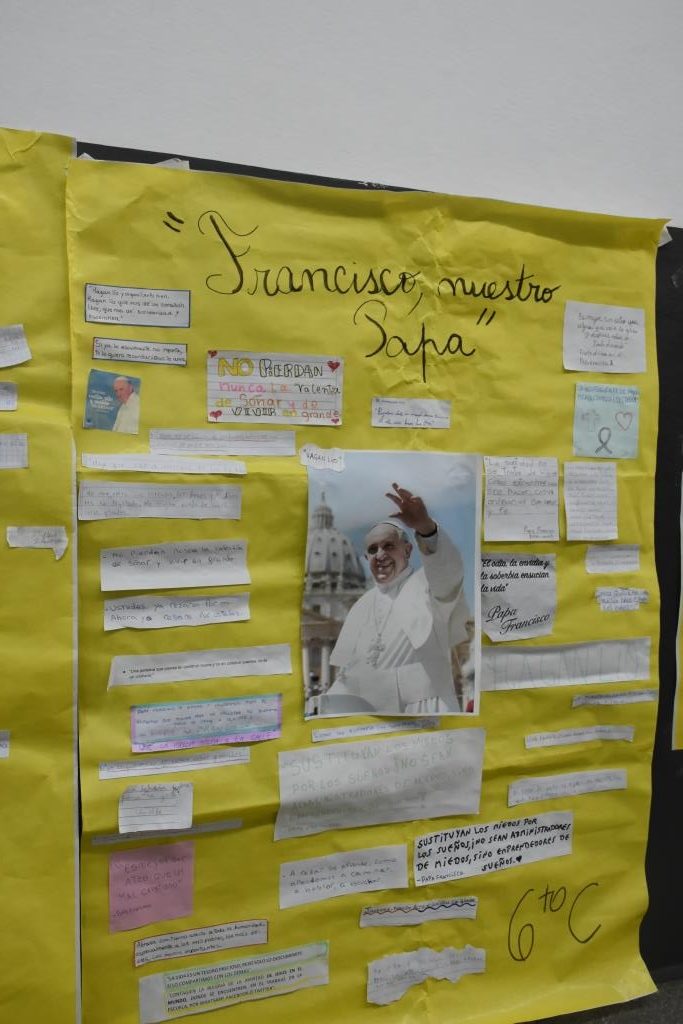 Emotivo homenaje de los alumnos del Colegio Estrada al Papa Francisco