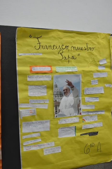 Emotivo homenaje de los alumnos del Colegio Estrada al Papa Francisco (3)