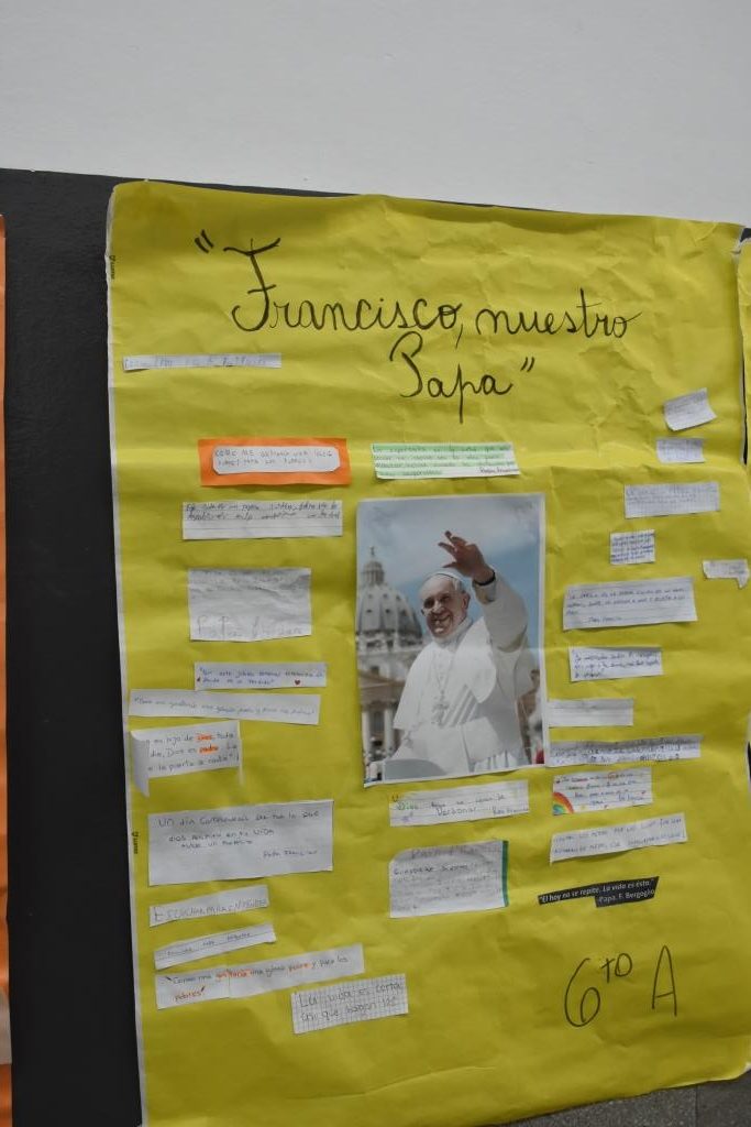 Emotivo homenaje de los alumnos del Colegio Estrada al Papa Francisco