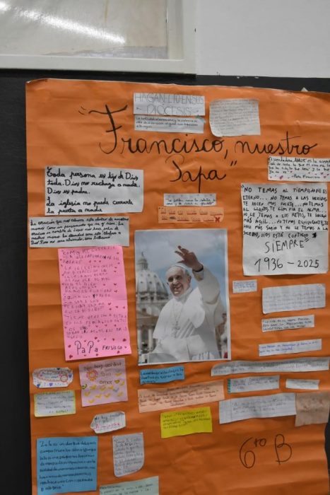 Emotivo homenaje de los alumnos del Colegio Estrada al Papa Francisco (4)