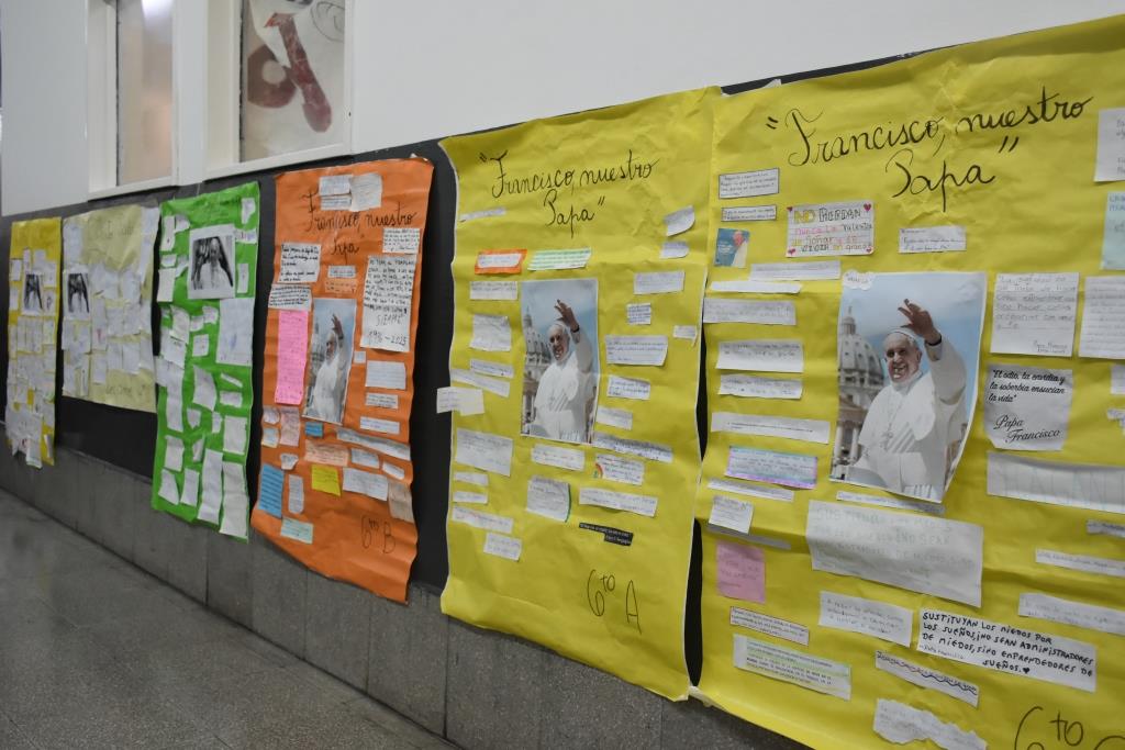 Emotivo homenaje de los alumnos del Colegio Estrada al Papa Francisco