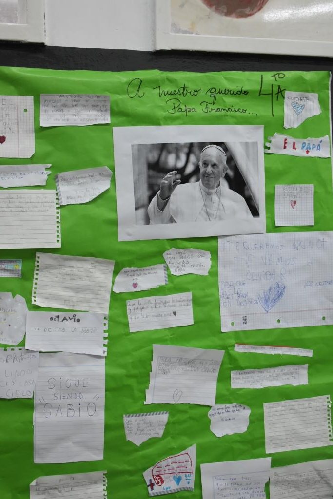 Emotivo homenaje de los alumnos del Colegio Estrada al Papa Francisco