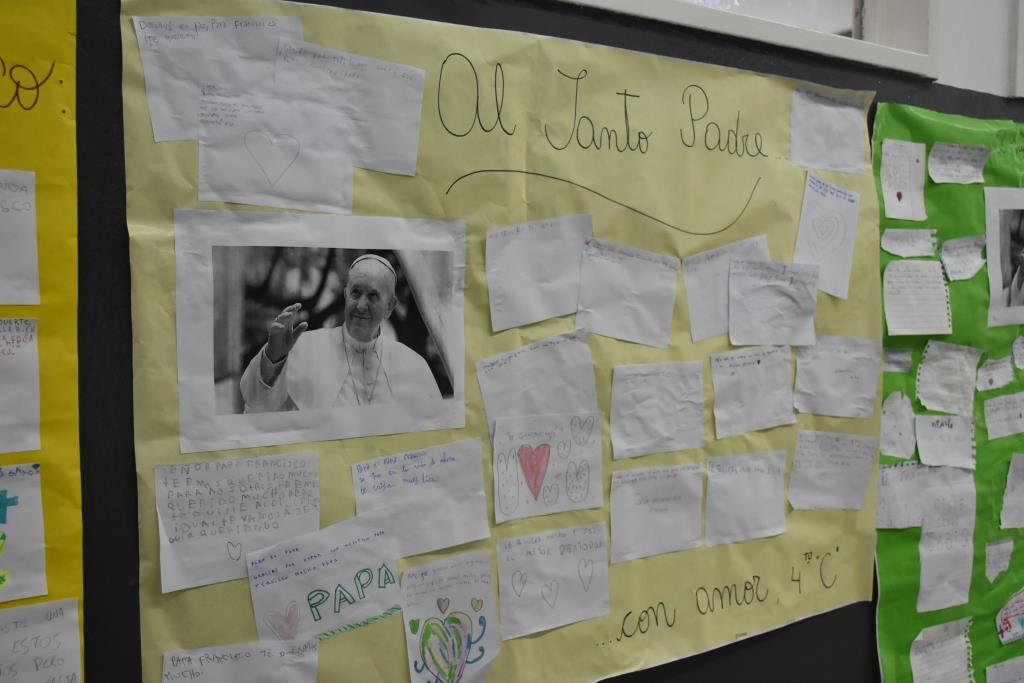 Emotivo homenaje de los alumnos del Colegio Estrada al Papa Francisco