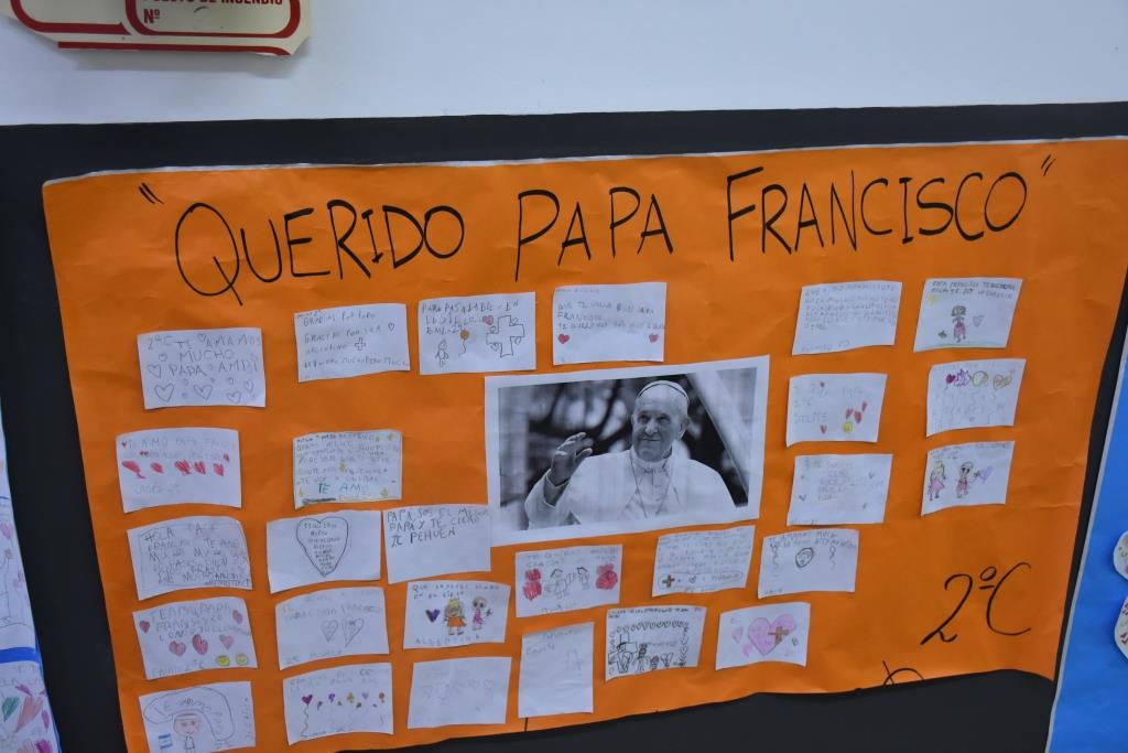 Emotivo homenaje de los alumnos del Colegio Estrada al Papa Francisco