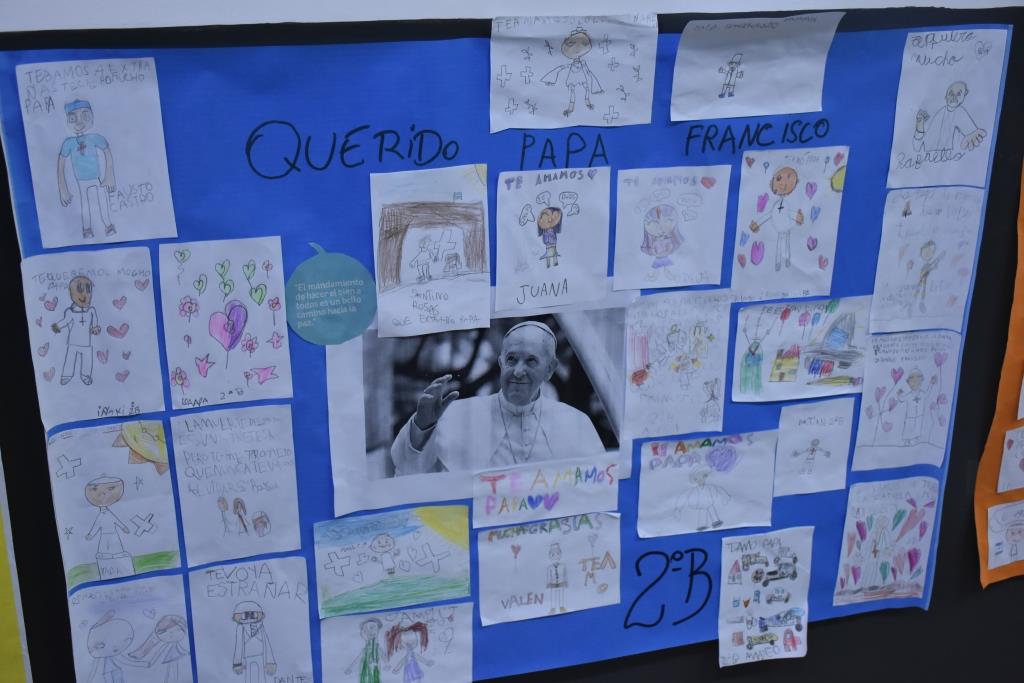 Emotivo homenaje de los alumnos del Colegio Estrada al Papa Francisco