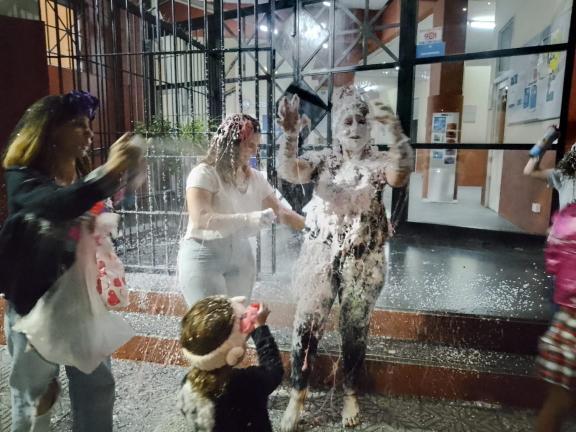 Festejar ayudando: los egresados de la UCALP sumaron su aporte solidario para Bahía Blanca