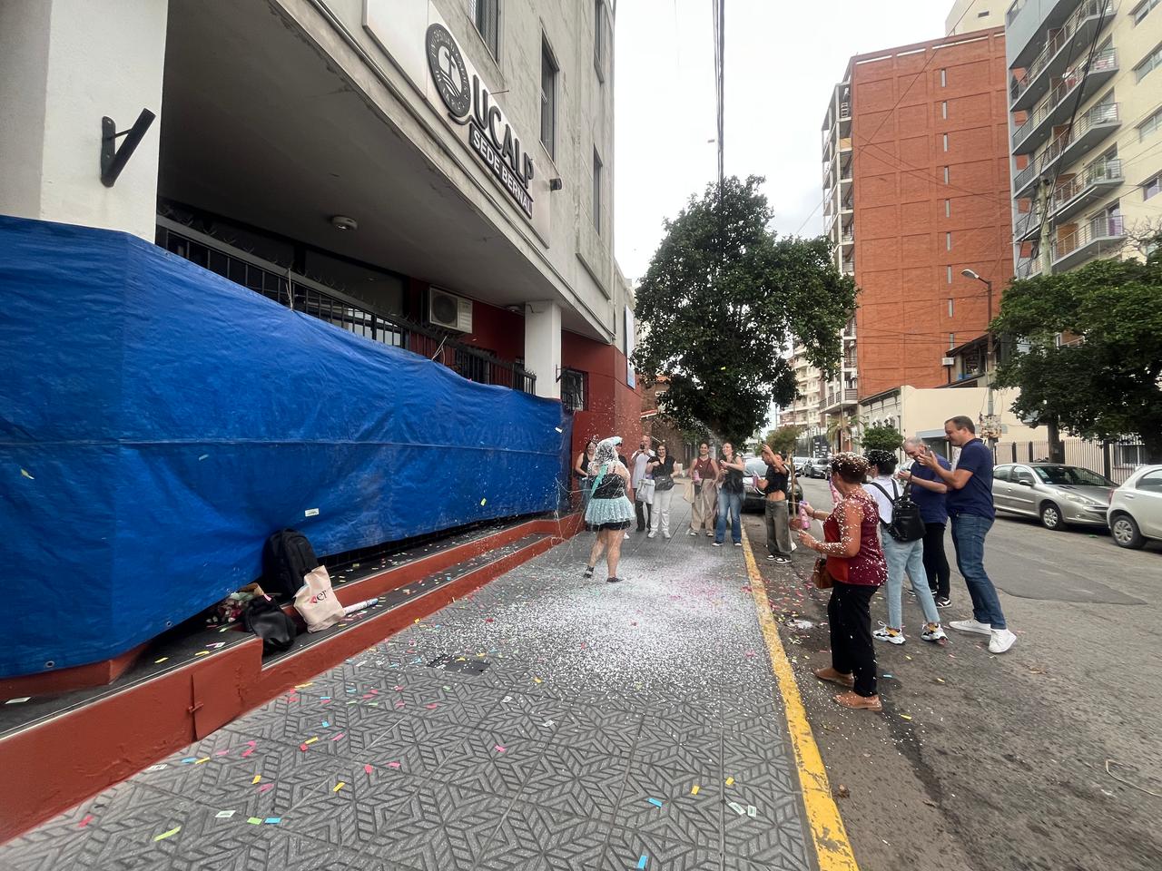 Festejar ayudando: los egresados de la UCALP sumaron su aporte solidario para Bahía Blanca