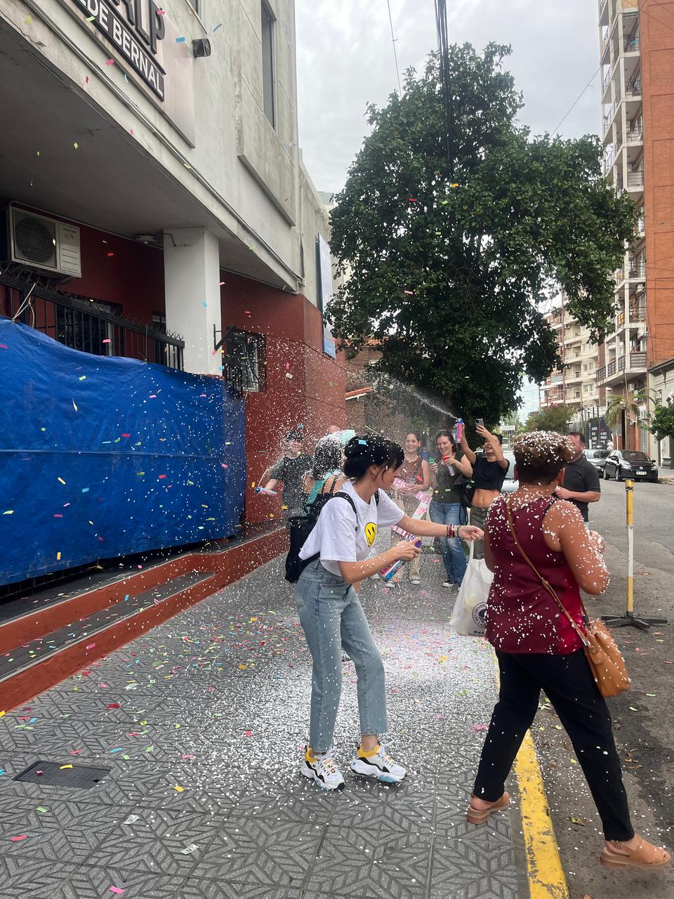 Festejar ayudando: los egresados de la UCALP sumaron su aporte solidario para Bahía Blanca