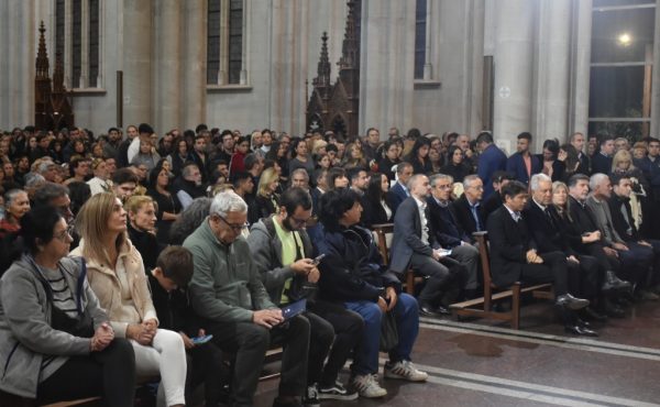Enorme tristeza y dolor en la misa por el Papa Francisco en la Catedral