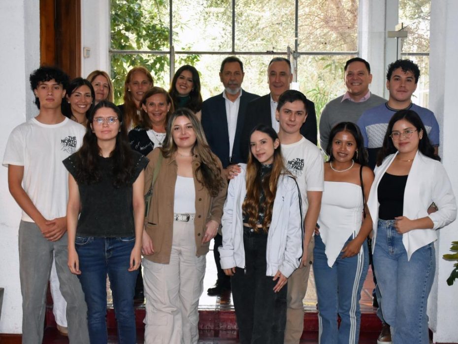 Cálida bienvenida a estudiantes de otros países