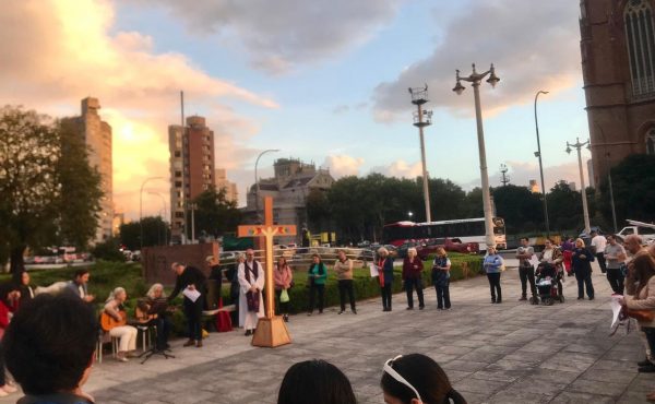 Colectividades de migrantes participaron del Vía Crucis de los Pueblos en Plaza Moreno