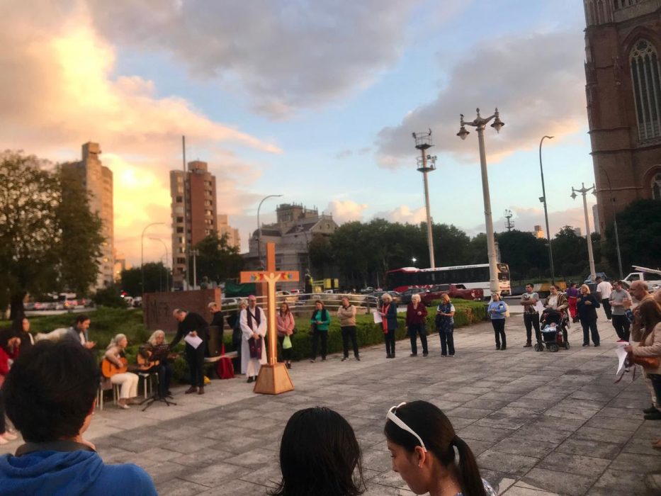 Colectividades de migrantes participaron del Vía Crucis de los Pueblos en Plaza Moreno