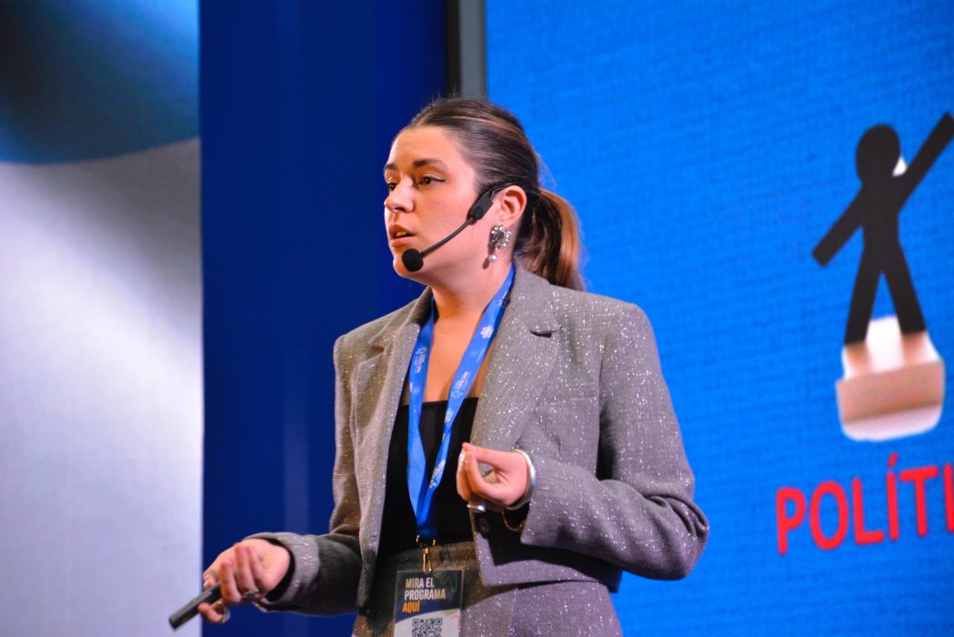 Egresada disertó en la Cumbre Mundial de Comunicación Política