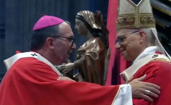 El Papa impuso el palio al arzobispo de La Plata, monseñor Gustavo Carrara