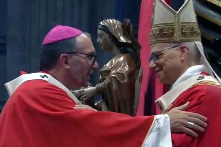 El Papa impuso el palio al arzobispo de La Plata, monseñor Gustavo Carrara