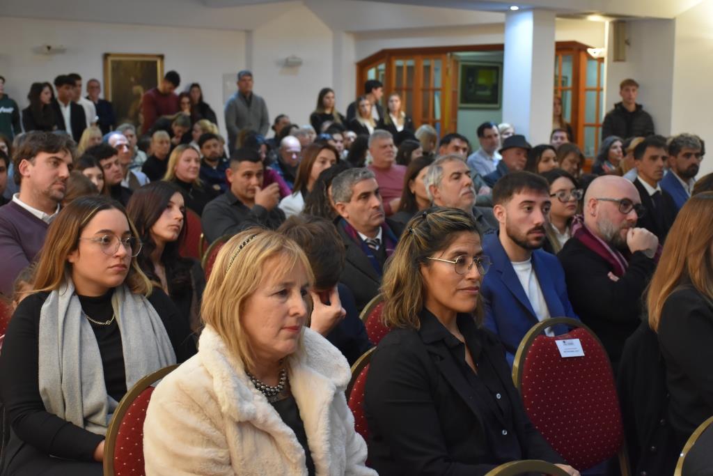 Alegría por un objetivo cumplido: recibieron sus diplomas egresados/as de Humanidades