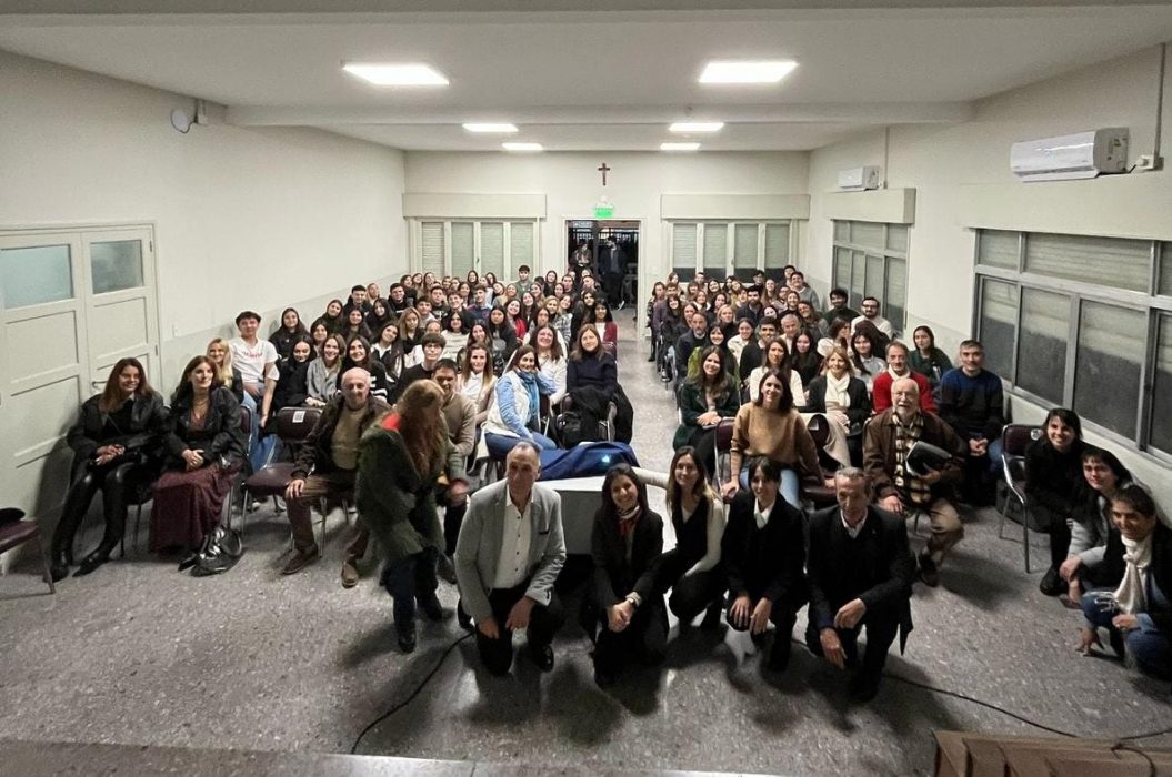 Concurrida conferencia en la facultad de Ciencias Económicas y Sociales