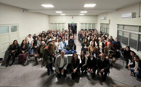 Concurrida conferencia en la facultad de Ciencias Económicas y Sociales