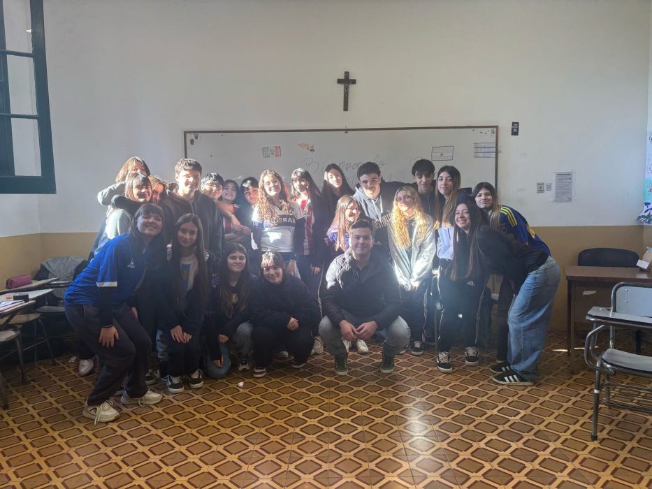 Encuentro de integración entre un estudiante de intercambio y alumnos del colegio Mac Kay