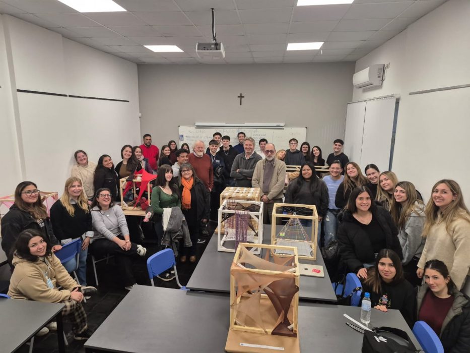 La facultad de Arquitectura y Diseño se unió para homenajear a Frei Otto