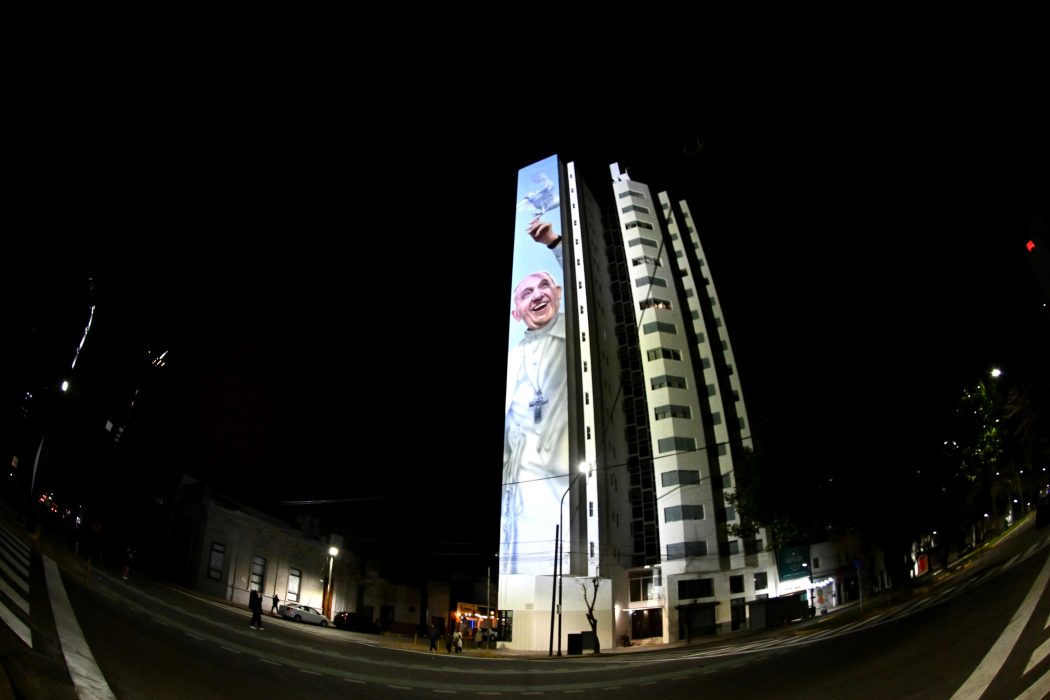 Se inauguró en La Plata el mural que honra al Papa Francisco