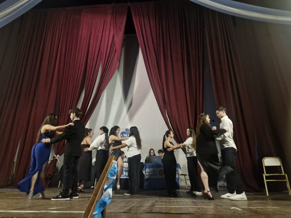 Baile, risas y streaming en la gala del Garicoïts por el 9 de julio