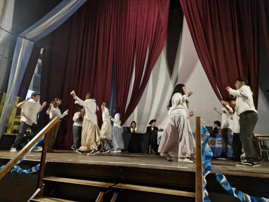 Baile, risas y streaming en la gala del Garicoïts por el 9 de julio