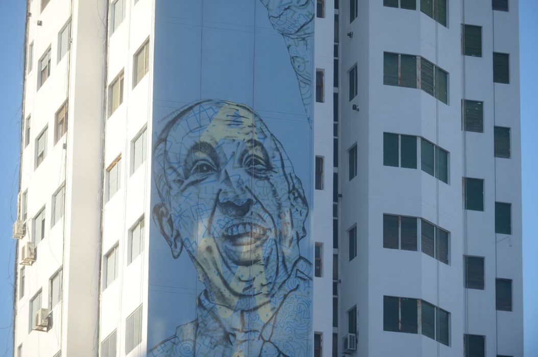 A metros del Arzobispado de La Plata, crece el mural más grande del mundo dedicado al Papa Francisco