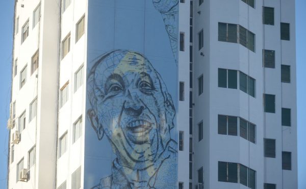 A metros del Arzobispado de La Plata, crece el mural más grande del mundo dedicado al Papa Francisco