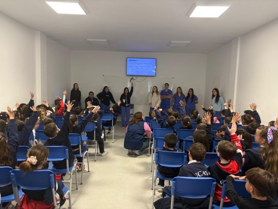 Alumnos de odontología realizan acciones de detección y prevención en el Colegio Estrada (1)