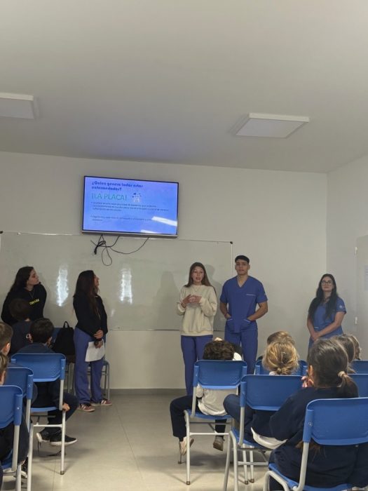 Alumnos de odontología realizan acciones de detección y prevención en el Colegio Estrada (2)