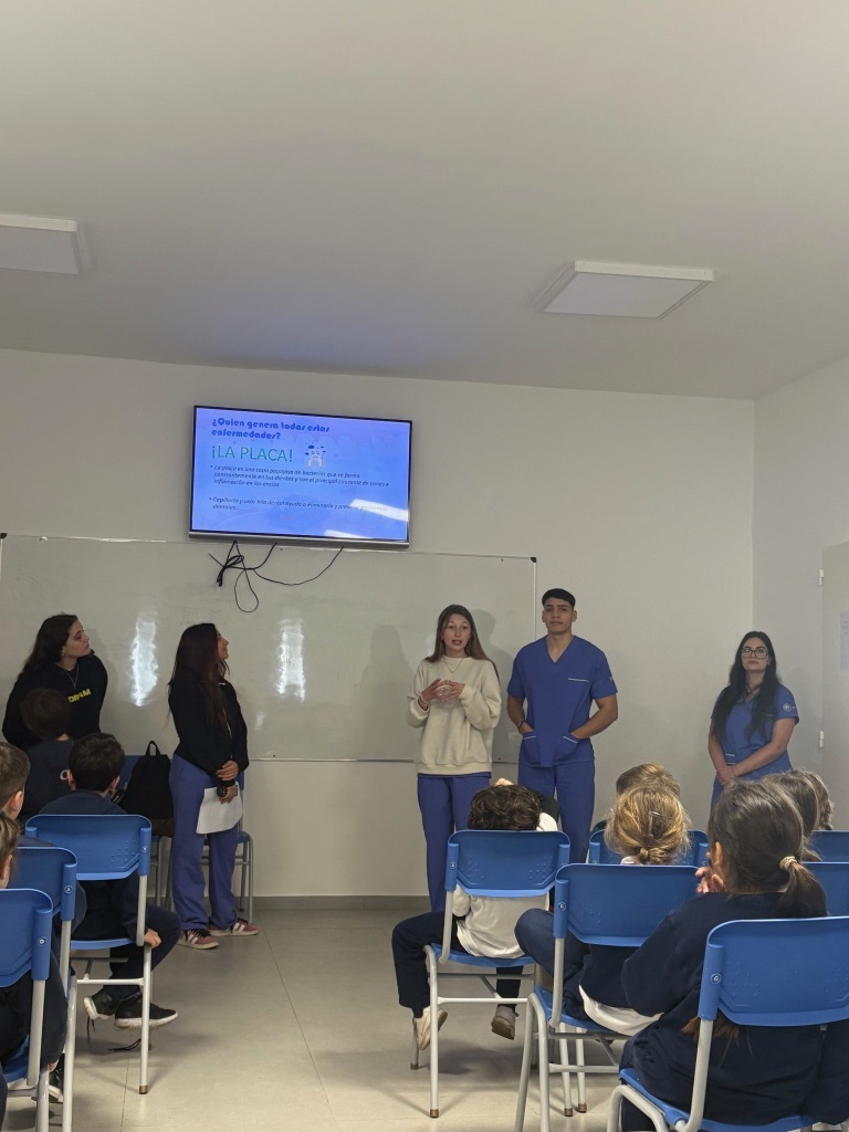 Alumnos de odontología realizan acciones de detección y prevención en el Colegio Estrada