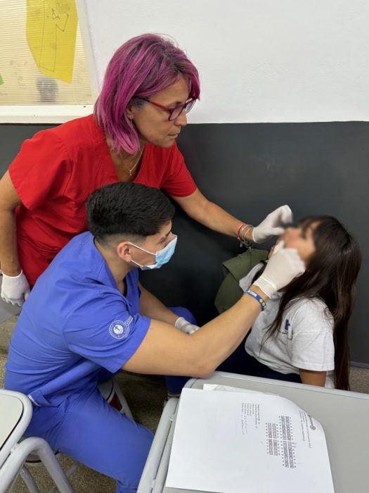 Alumnos de odontología realizan acciones de detección y prevención en el Colegio Estrada (7)
