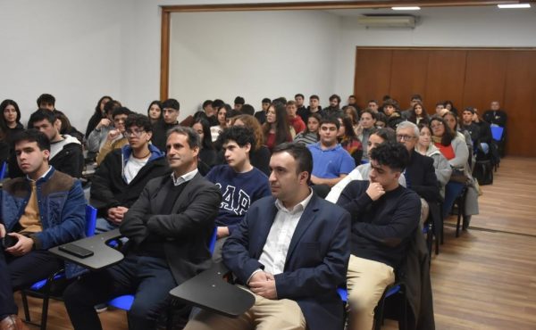 Claudio Zuchovicki disertó en nuestra Universidad