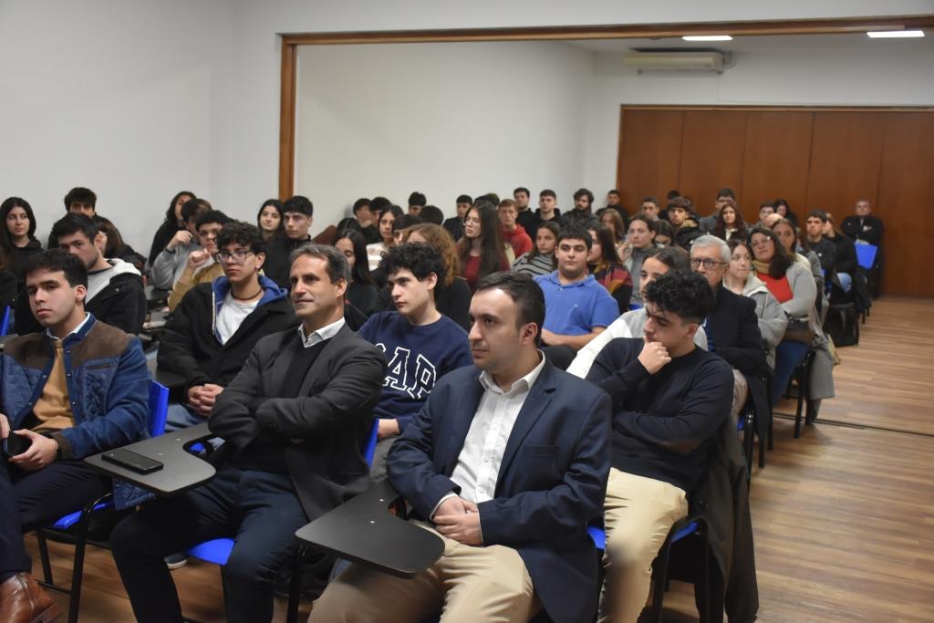 Claudio Zuchovicki disertó en nuestra Universidad