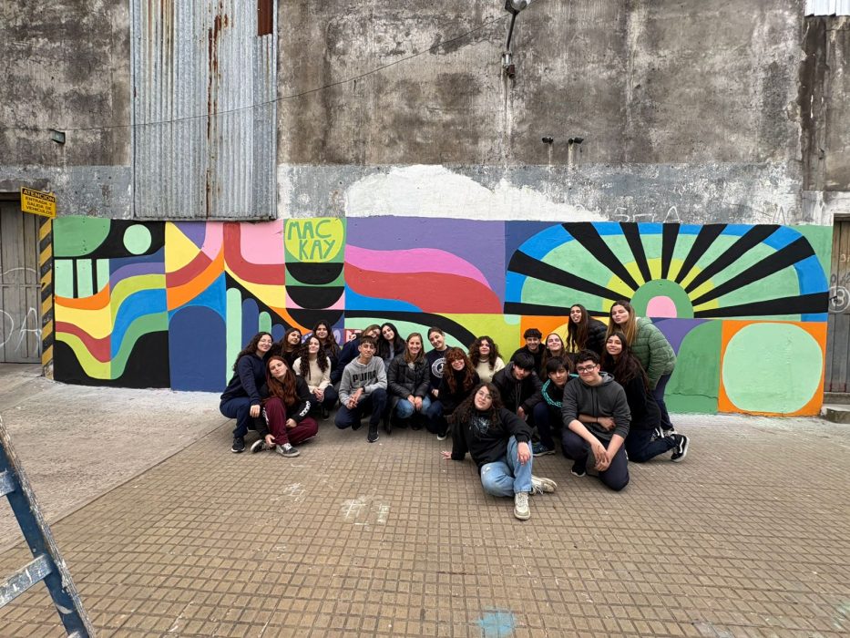 Con un mural, los chicos del Mac Kay dejaron su huella en la Ciudad
