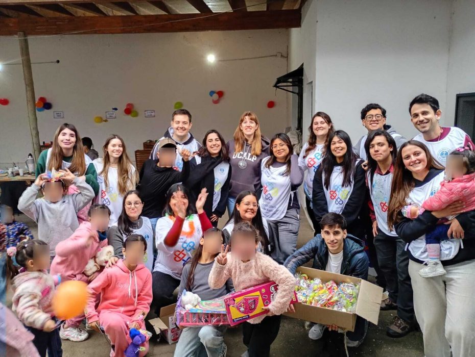 Con música, juegos y regalos, los niños del Santa Clara festejaron su día