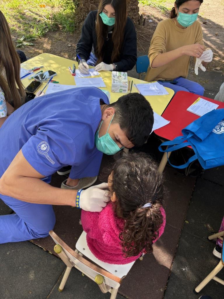 Acciones de prevención y relevamiento bucal en Villa Alba, junto a alumnos de la Facultad de Odontología 