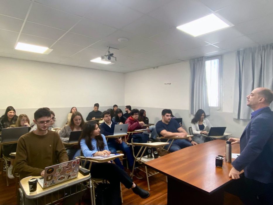 Con una clase abierta de la licenciatura en Ciencias Políticas arrancó la Semana UCALP