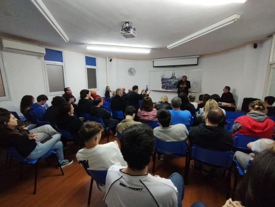 La Facultad de Arquitectura y Diseño inauguró una muestra de arte en la Sede Bernal (4)