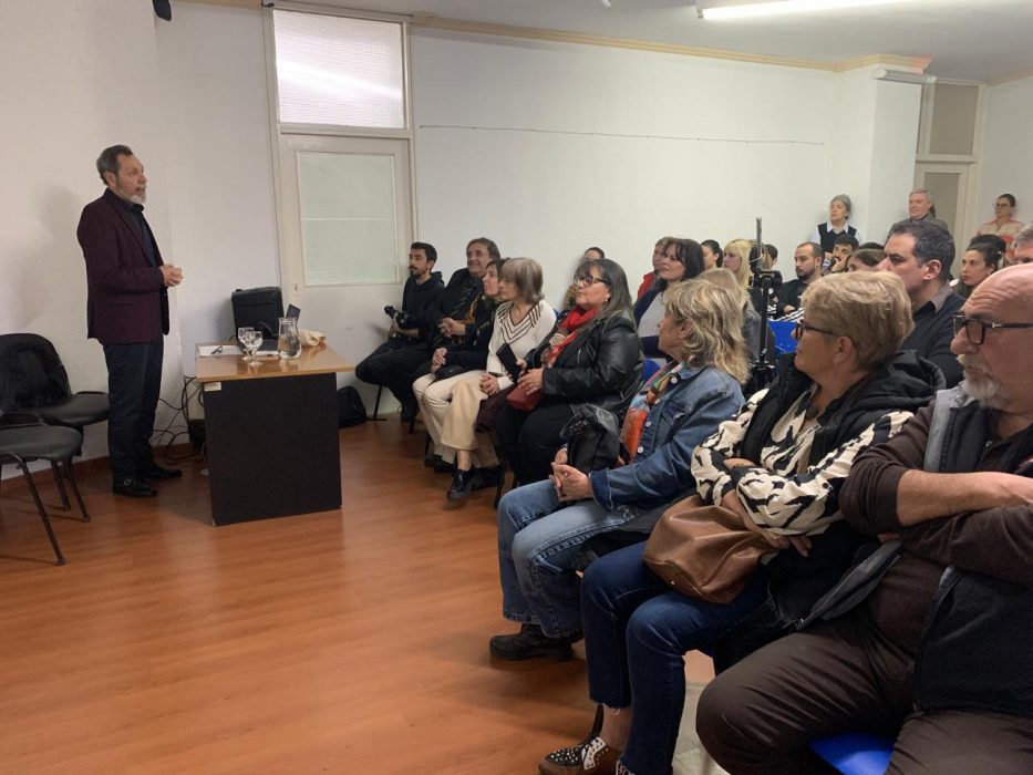 La Facultad de Arquitectura y Diseño inauguró una muestra de arte en la Sede Bernal (5)