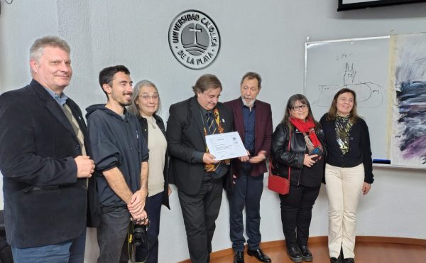 Obras que representan “templos” en la expo de arte de la facultad de Arquitectura y Diseño