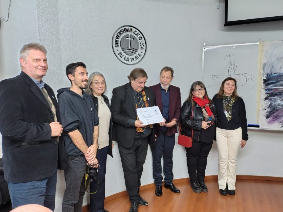Obras que representan “templos” en la expo de arte de la facultad de Arquitectura y Diseño