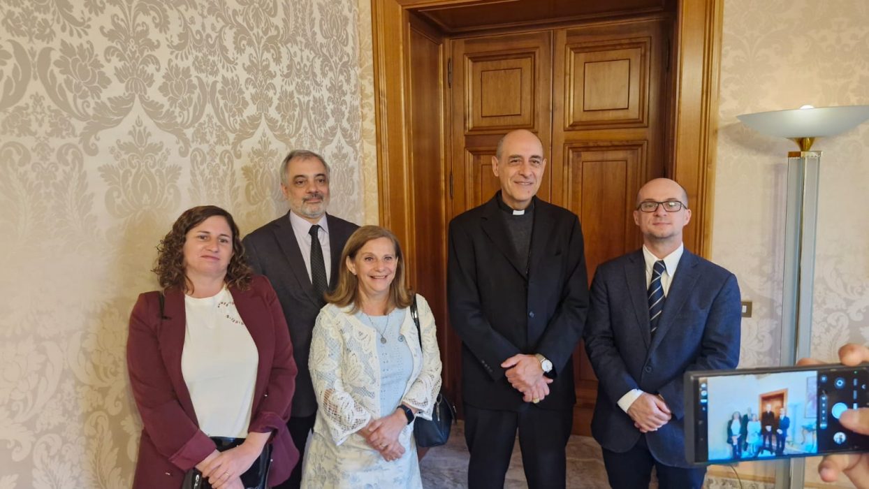 Desafíos culturales y el rol de la educación católica, los ejes del encuentro con el cardenal Fernández