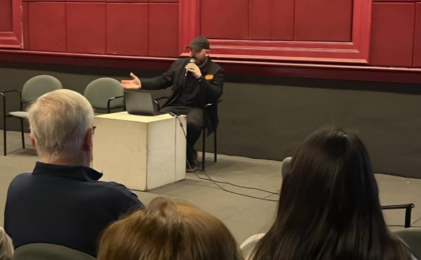 Director de carrera expuso sobre la creación de contenido audiovisual