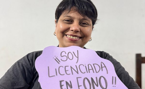 Honrar a su madre y el desafío de cumplir un sueño, obtener el título universitario