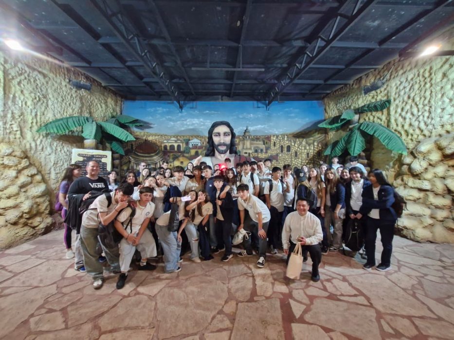 Convivencia y fe en la visita del Garicoïts al parque de Tierra Santa